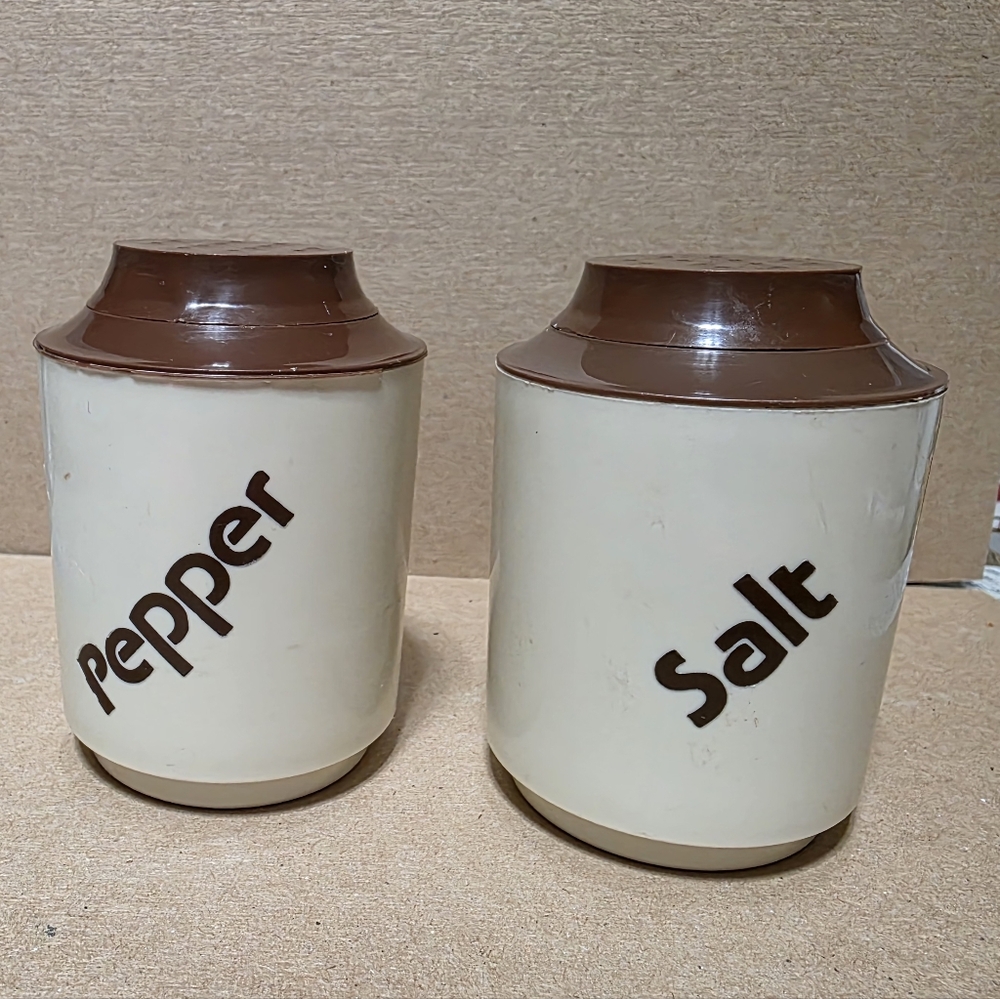 Vtg Dawn Retro Spell Out Plastic Shakers #163
